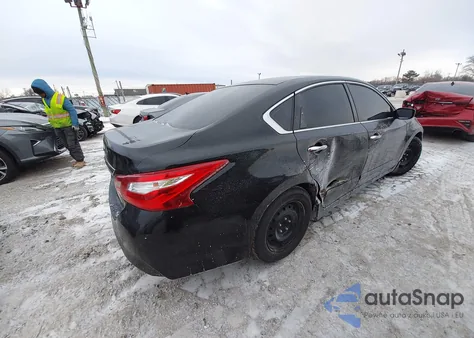 2017 Nissan Altima 2.5 S z USA, uszkodzony, nr VIN 1N4AL3AP7HN360735